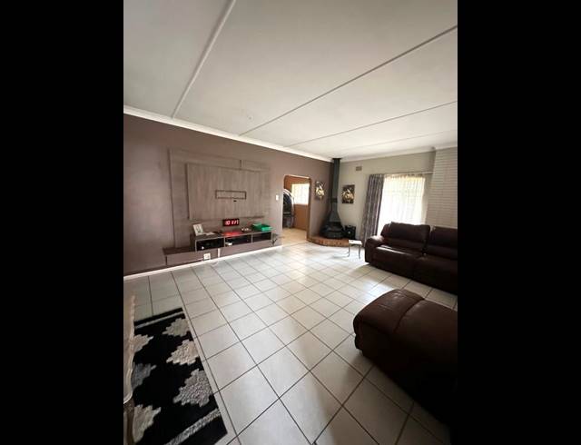 5 BEDROOM HOUSE FOR SALE IN SELCOURT